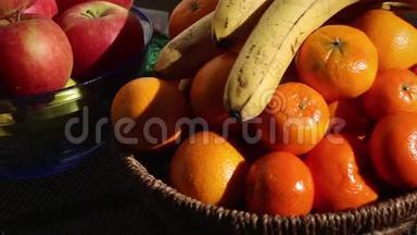 阳<strong>台桌</strong>上的橘子、香蕉和苹果，细节、柳条和玻璃碗