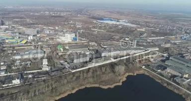 湖边大型植物，大自然美丽.. 工业建筑俯视图.. 金属制品厂俯视图..
