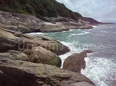 巴西圣保罗，瓜鲁加，岩石海浪