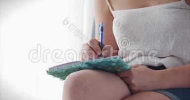 女生在家学习的手记录学习作业思路用钢笔写在纸上。 写作
