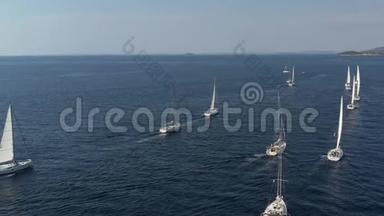 从帆船参赛者的队伍出发，是一场在克罗地亚举行的帆船比赛，反映了帆船的风采