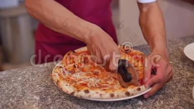 新鲜的比萨饼，将意大利香肠比萨饼切成多片，用比萨饼切割器。