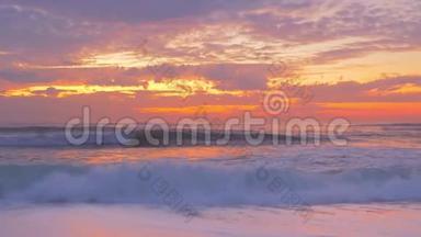 美丽的云彩，金色的沙滩，<strong>夏日夕阳</strong>下的浪花