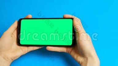 使用绿色<strong>屏幕</strong>的智能手机。 手滚动页面，<strong>点击</strong>触摸屏。 上面的风景。 铬钥匙。