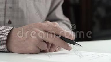 老人用信快速地在纸上签名