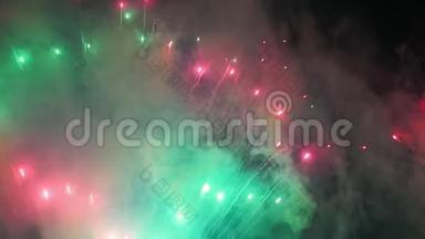 阿布扎比的烟花照亮了天空，第48届阿联酋国庆庆典