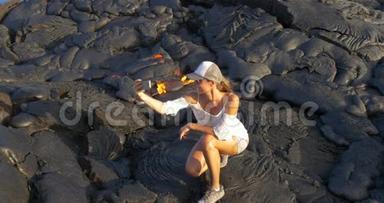 夏威夷Kilaue a火山中的一位徒步女孩与流动的熔岩合影
