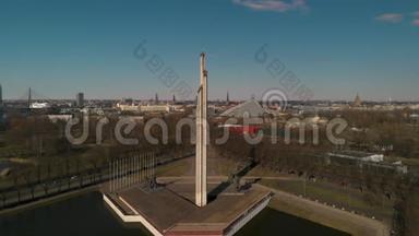 在里加阳光明媚的日子里，胜利纪念碑的空中电影景观。 <strong>二战</strong>后的苏联建筑