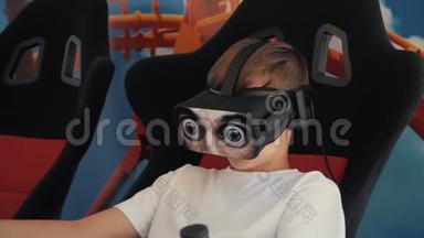 一个戴着虚拟现实眼镜的男孩坐在吸引人的扶手椅上。 最新技术的概念