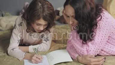 女儿做<strong>家庭</strong>作业，和母亲谈论上学的<strong>日</strong>子，<strong>家庭</strong>