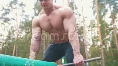 肌肉健美运动员在森林<strong>户外</strong>使用<strong>大型</strong>重铁设备锻炼身体