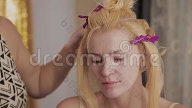 一位职业美发师正在给一位手拿电话的模特做发型照。