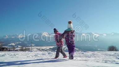 穿着户外服装的孩子们在雪地上奔跑，阳光下背景着美丽的山脉