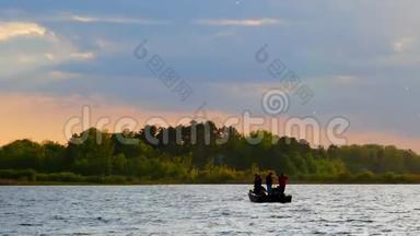 日落时分在湖上渔船上的渔民剪影