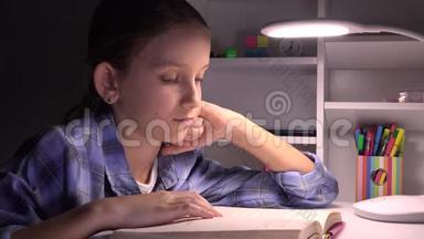 孩子在晚上读书，女孩在黑暗中学习，孩子学习，家庭作业