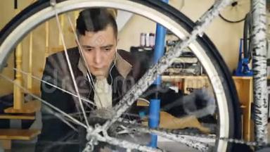 熟练的军人正在修理自行车、脚踏板和旋转轮，用扳手拧紧接头固定它