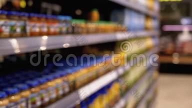 各种产品在超市的<strong>货架</strong>和<strong>货架</strong>。 买家选择产品。