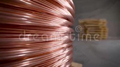 铜棒。 厚厚的铜线盘绕成一个巨大的筒管。 铜是世界各地使用的稀有金属之一。