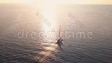 空气的<strong>看法</strong>向白色的帆船运动快艇.不固定的穿过地中海