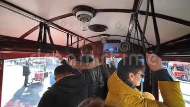 伊斯坦布尔,火鸡-一月8,2020:四轮的运货马车和乘客采用一
